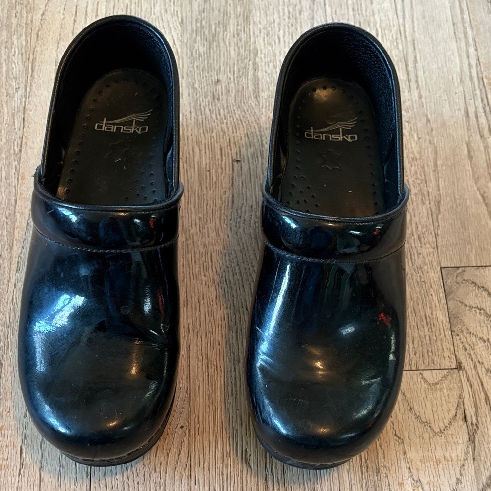 Dansko Black Shiny Mules